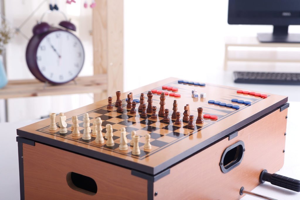 Cờ vua là một trong những loại board game có luật chơi đơn giản nhưng đòi hỏi người chơi phải có sự tìm tòi học hỏi